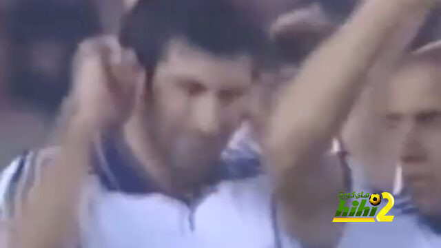 ما الذي قصده فيجو بهذه الحركة أمام جمهور برشلونة ؟!