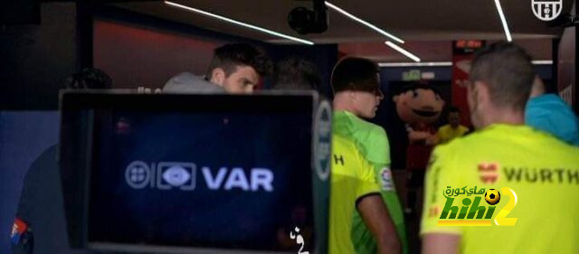 صورة .. مانزانو يطرد جيرارد بيكيه بعد ليفاندوفسكي