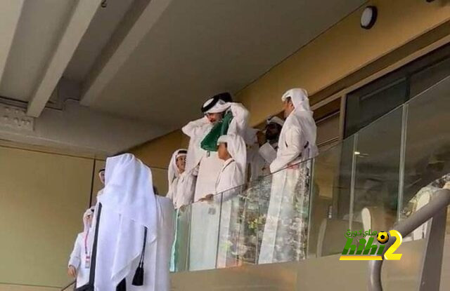 شاهد بالفيديو.. أمير قطر بالزي السعودي أمام الأرجنتين