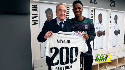 هدية بيريز لفينيسيوس بعد خوضه مباراته رقم 200 مع ريال مدريد