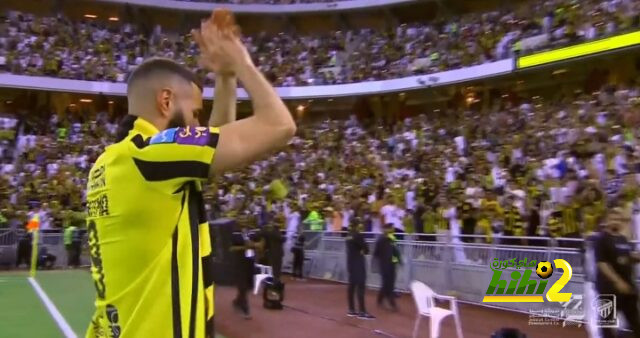 كريم بنزيما يتبادل التحية مع جمهور الاتحاد