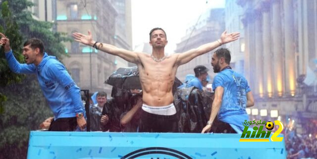 جاك جريليش يعلق على صورته الشهيرة في مانشستر