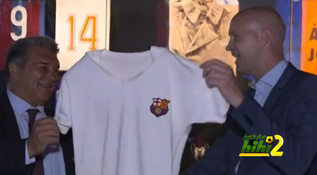 فيديو .. برشلونة يضع قميص يوهان كرويف في متحف النادي