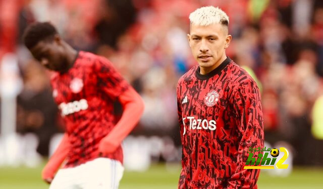 مانشستر يونايتد يؤدي عمليات الإحماء قبل لقاء لانس