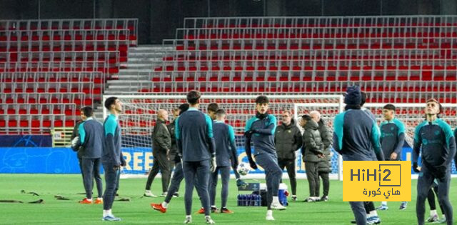 برشلونة يؤدي عمليات الإحماء قبل لقاء أنتويرب