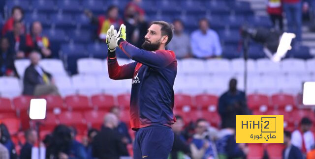 لاعبو باريس يجرون عمليات الإحماء قبل مباراة بروسيا دورتموند