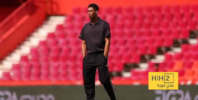 لاعبو ريال مدريد يتفقدون أرضية ملعب غرناطة