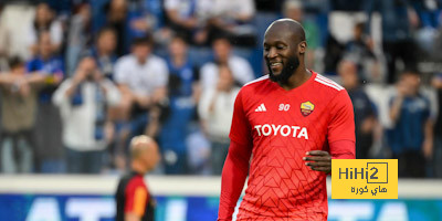 لاعبو روما يجرون عمليات الإحماء قبل مباراة أتالانتا