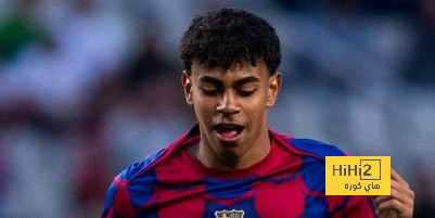 لاعبو برشلونة يجرون عمليات الاحماء الاخيرة قبل لقاء ريال سوسيداد