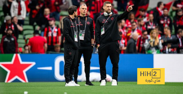 لاعبو باير ليفركوزن يتفقدون أرضية ملعب المباراة