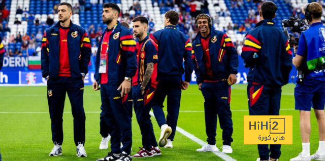لاعبو منتخب إسبانيا يتفقدون أرضية ملعب شالكة قبل مواجهة إيطاليا