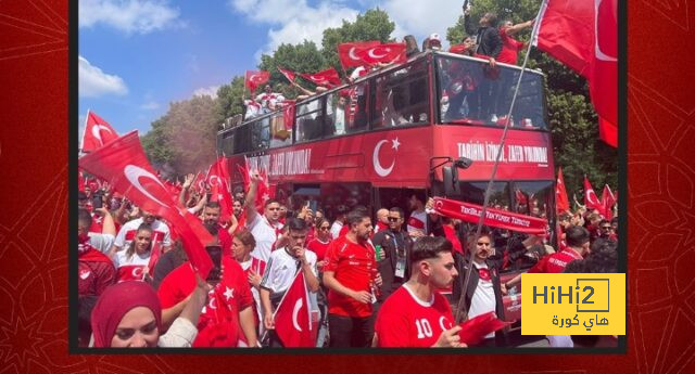 حافلة تركيا في طريقها لملعب بروسيا قبل مواجهة البرتغال