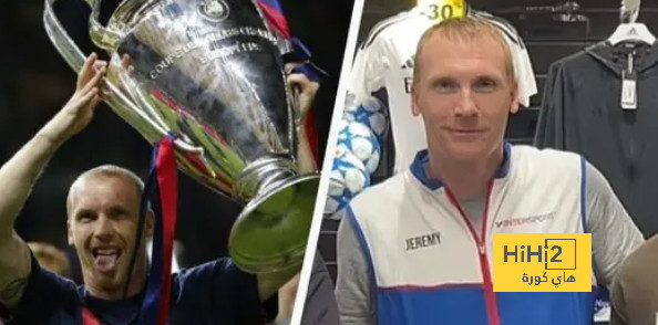 الحياة صعبة… لاعب برشلونة يتحول إلى بائع في أحد المتاجر