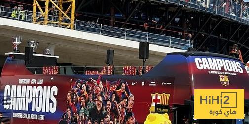 صور.. عمال الكامب نو يراقبون موكب احتفالات برشلونة