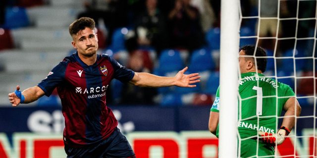 ليفانتي يسجل الهدف الأول في شباك برشلونة