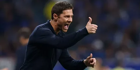 صورة: شاهد كيف استقبل ألونسو صديقه سانتي كازورلا