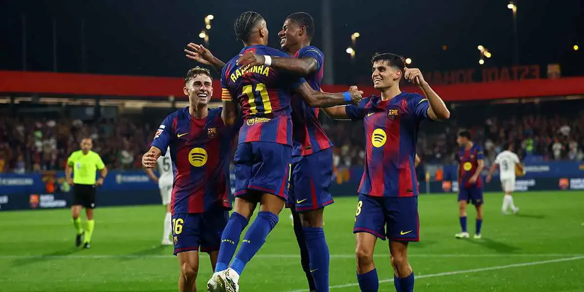 اخبار نيوز : جماهير برشلونة تتابع مباراة فالنسيا من شرفات المنازل.. صورة