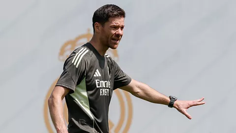 صورة : موعد طرد تشابي الونسو من ريال مدريد 
