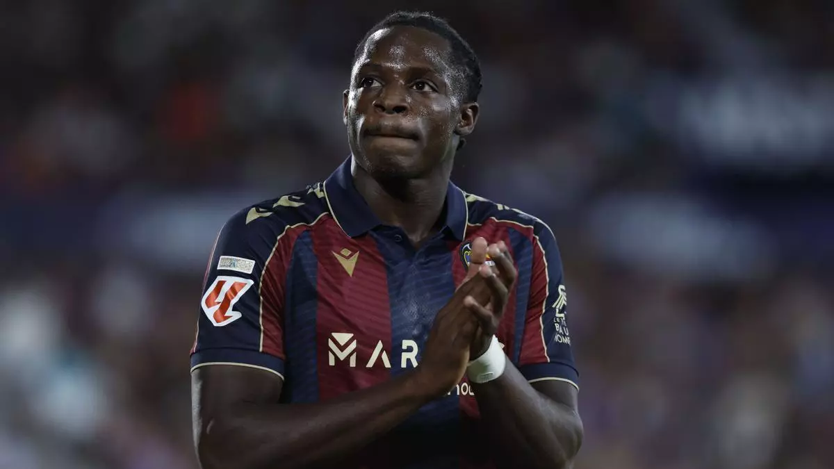 إيتا إيونغ يخرج عن صمته بعد اهتمام برشلونة بضمه