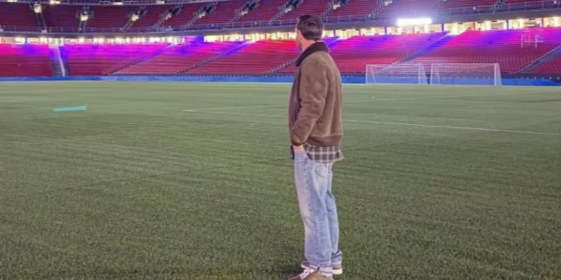 صورة: ميسي يفاجئ شاب وخطيبته أمام ملعب كامب نو