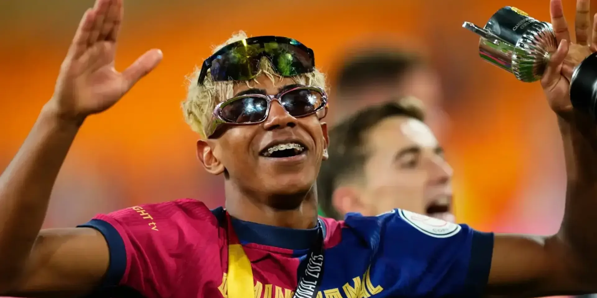 لامين يامال يقيم حفلا جديدا ويمنع استخدام الهواتف