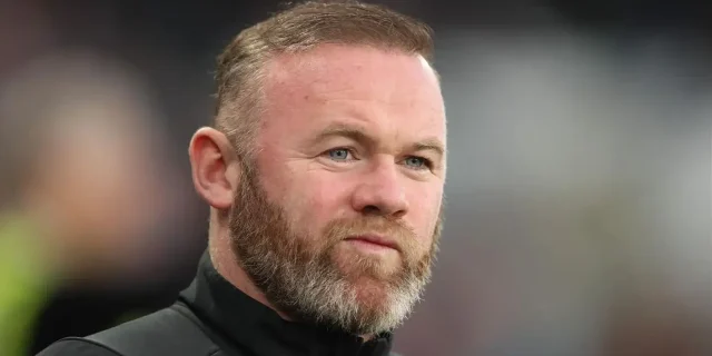 روني يطالب سلوت بإبعاد محمد صلاح عن تشكيلة ليفربول