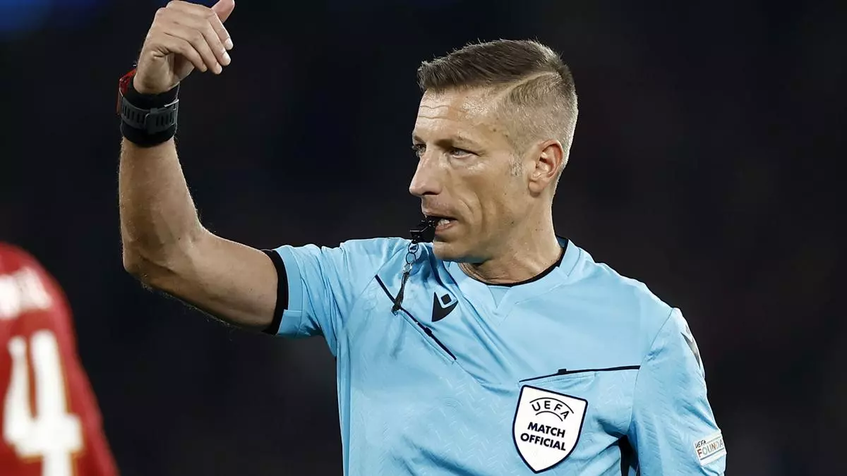 رسميًا: الكشف عن حكم مباراة برشلونة وآينتراخت فرانكفورت في دوري الأبطال