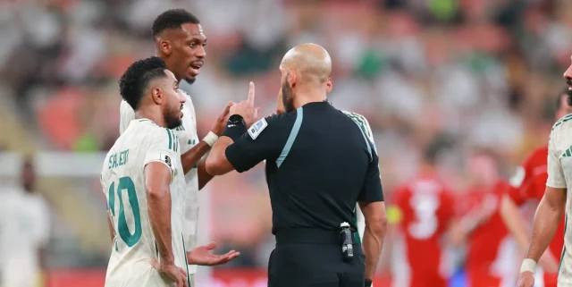 من سيقود مبارة المنتخب السعودي والأردن في نصف نهائي كأس العرب ؟