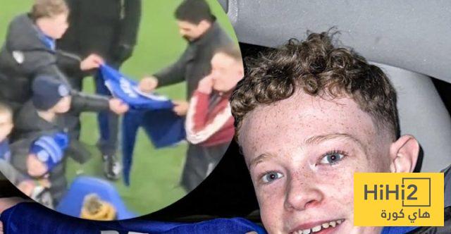 مشجع ايفرتون يفاجئ أرتيتا.. صورة