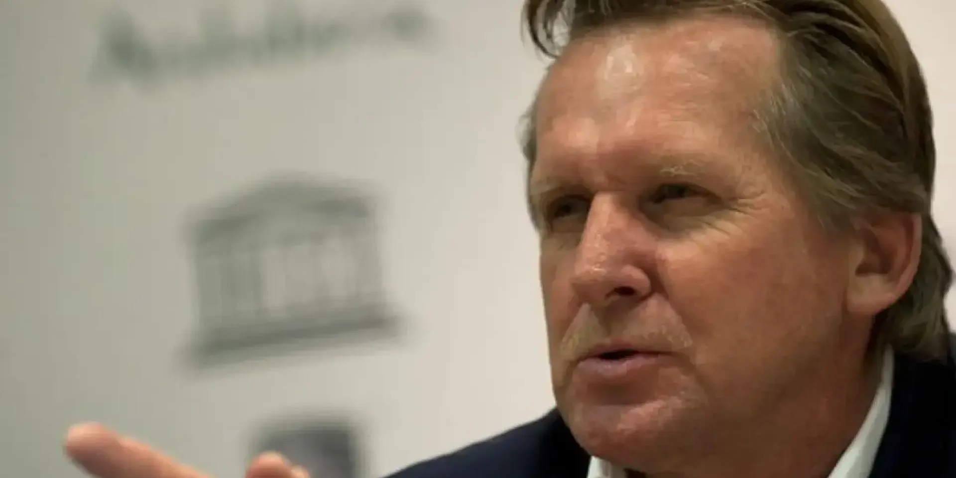 شوستر مندهش مما يقدمه فليك مع برشلونة!