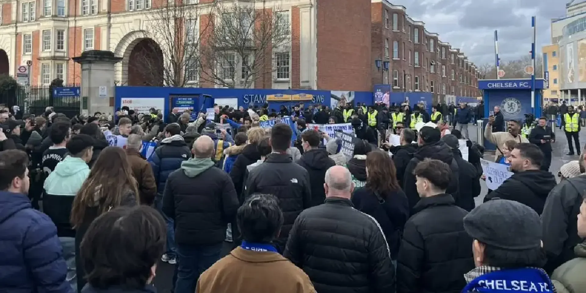 احتجاجات لجماهير تشيلسي خارج ملعب ستامفورد بريدج