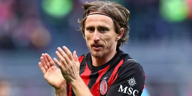 ضغوط على مودريتش لتجديد عقده مع ميلان