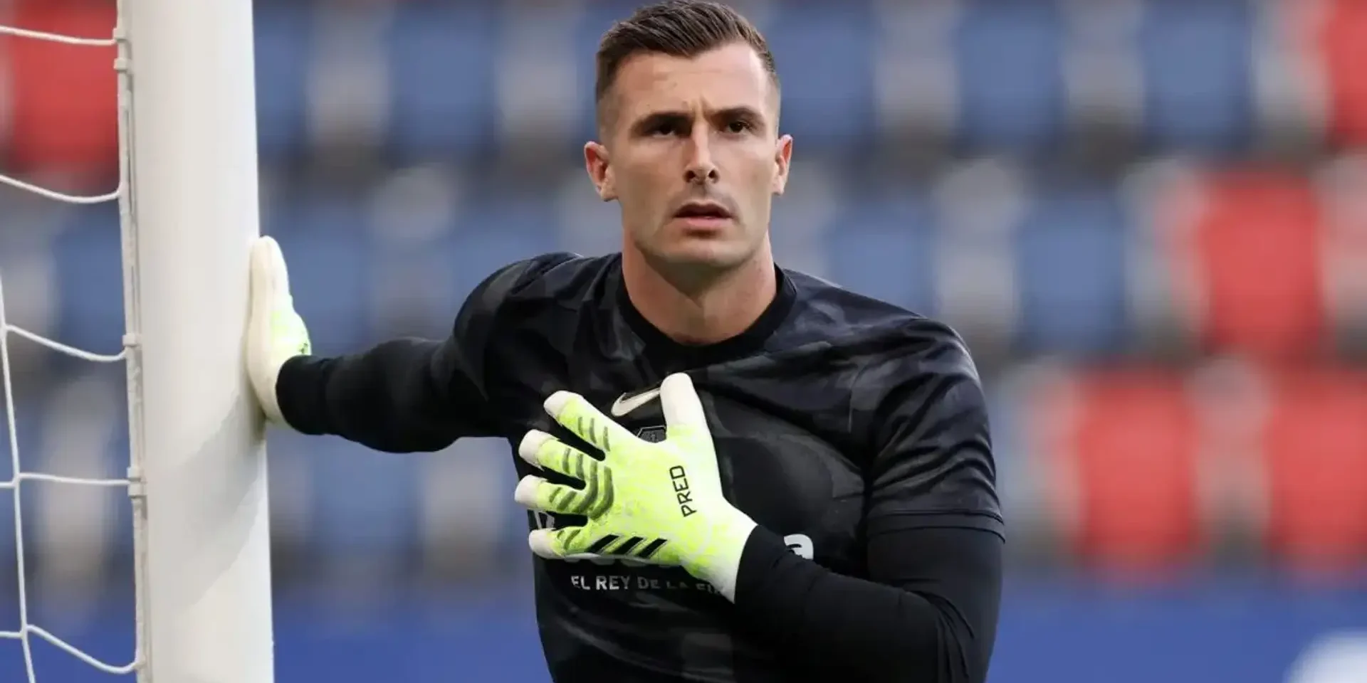 حارس برشلونة السابق يقترب من العودة