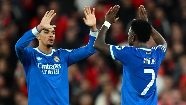 شاهد.. مراوغة من فينيسيوس لأرنولد تثير ضحك لاعبي ريال مدريد 1