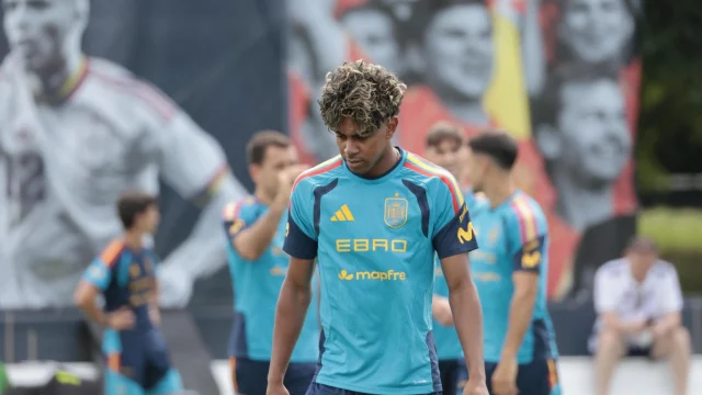 بديل لامين يامال في تشكيلة دي لا فوينتي أمام المنتخب السعودي !