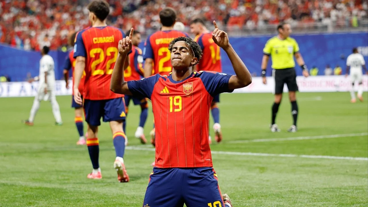 لامين يامال الجديد يوقع مع برشلونة