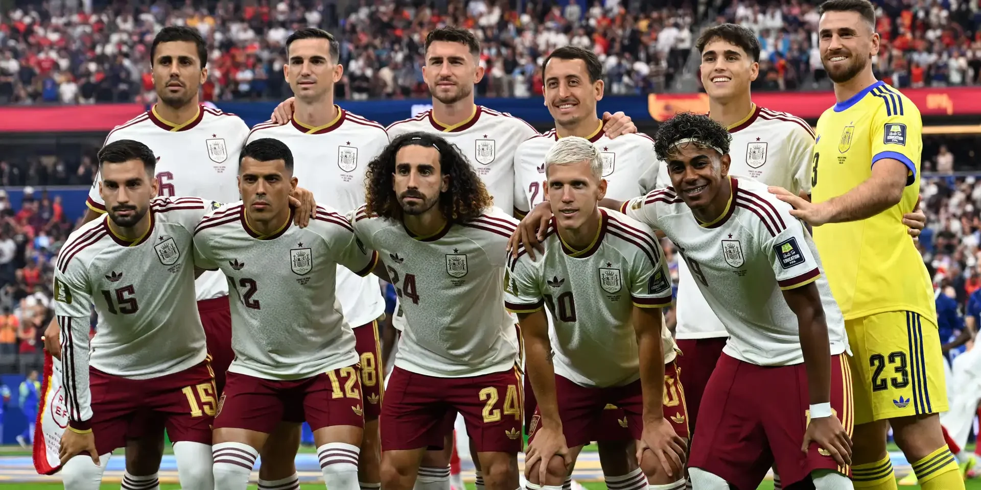 برشلونة يراقب نجم منتخب إسبانيا