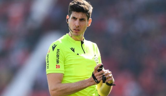 صورة .. تصرف مثير للجدل من الحكم بعد انتهاء مباراة ريال مدريد ضد سوسيداد