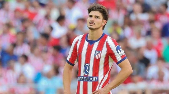بديل ألفاريز؟ هذا اللاعب يحل أزمة المهاجم الصريح في برشلونة
