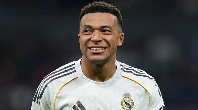 استياء داخل ريال مدريد من حملة مبابي للفوز بالكرة الذهبية