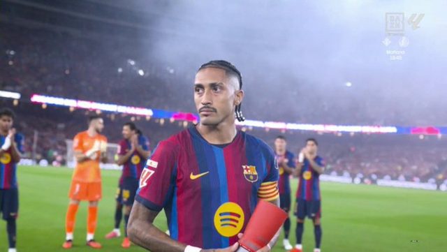 صورة .. رافينيا يتسلم جائزة افضل لاعب في الليغا ويقدمها لجماهير الكامب نو قبل مباراة راسينغ
