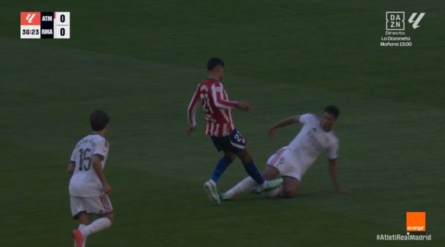 صورة : حكام تقنية الفار يحولون ديربي مدريد إلى مهزلة