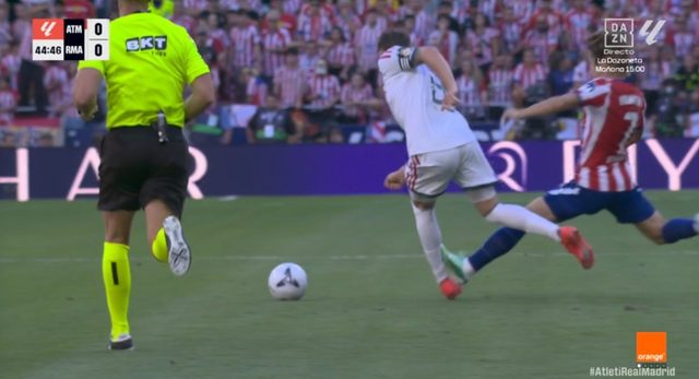 عاجل : خطأ تحكيمي فادح في ديربي مدريد