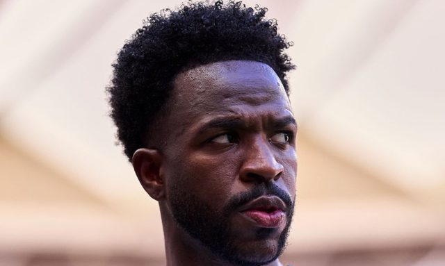 فينيسيوس يتحول إلى لاعب زائد عن الحاجة في ريال مدريد.. ومشكلة للجماهير