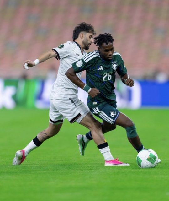 المنتخب السعودي يفرض كلمته أمام العراق.. أرقام الشوط الأول تكشف الحكاية