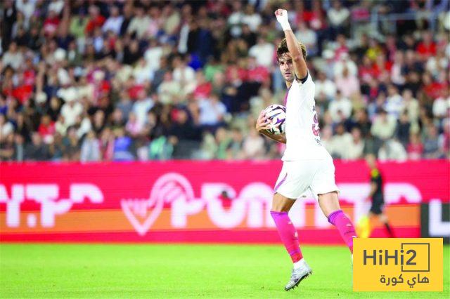 فيران توريس يغري صديق الأمس للهروب من دكة برشلونة